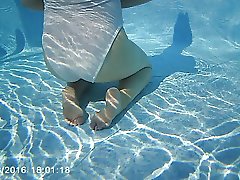 filming girlfriend in swimmingpool