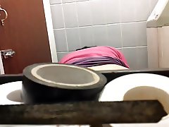 catched my neighboor peeing in my bathroom