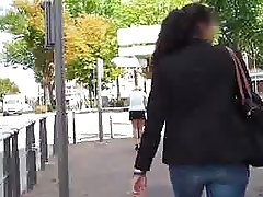 Miss Flashing montre son cul dans la rue