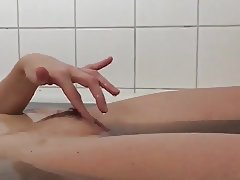 Beuty MILF play Pussy in bath 